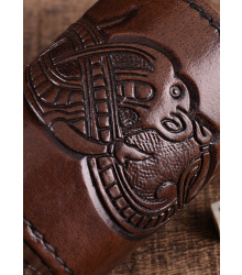 Würfelbecher aus Leder mit geprägtem Drachenmotiv, Jelling-Stil, dunkelbraun