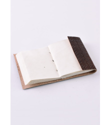 Kleines Notizbuch / Tagebuch mit gepr&auml;gtem Ledereinband, ca. 9 x 7 cm