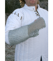Armschutz aus Kettengeflecht mit Lederschn&uuml;rung