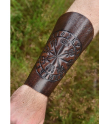 Armschützer aus Leder mit Vegvísir-Prägung, Braun