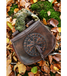 Gürteltasche aus Leder mit Vegvísir-Prägung, Braun