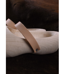 Holzschuhe mit Lederriemen