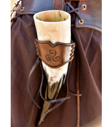 Leder Hornhalter für Trinkhorn, geprägte Triskele, verschiedene Größen