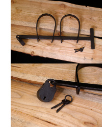 Mittelalterliche Handschellen aus Stahl mit kleinem Vorhängeschl