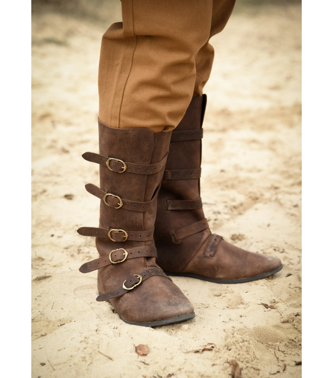 Mittelalterliche Stiefel mit Schnallen, braun