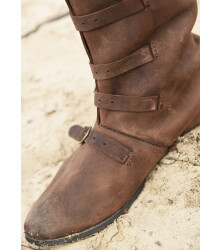 Mittelalterliche Stiefel mit Schnallen, braun