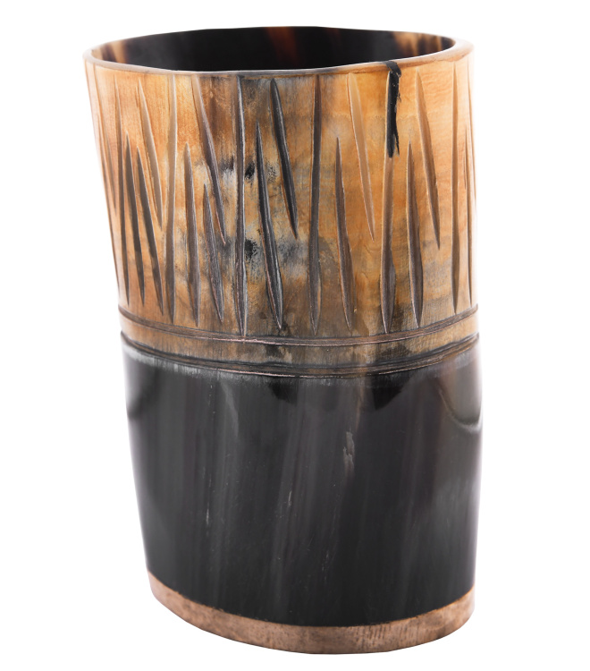 Kleiner Hornbecher mit Holzboden und Carving