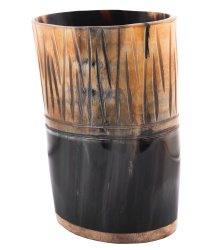 Kleiner Hornbecher mit Holzboden und Carving