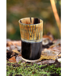 Kleiner Hornbecher mit Holzboden und Carving