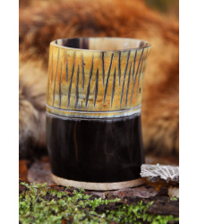 Kleiner Hornbecher mit Holzboden und Carving