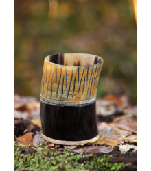 Kleiner Hornbecher mit Holzboden und Carving