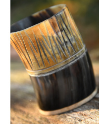 Kleiner Hornbecher mit Holzboden und Carving