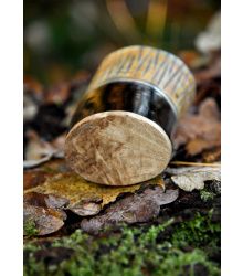 Kleiner Hornbecher mit Holzboden und Carving