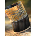 Kleiner Hornbecher mit Holzboden und Carving