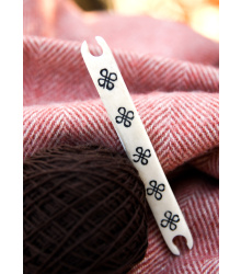 Webschiffchen aus Knochen mit Heraldischen Knoten