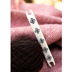 Webschiffchen aus Knochen mit Heraldischen Knoten