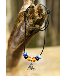 Glasperlenkette mit Trinity-Anhänger