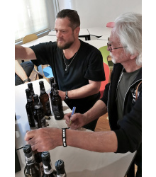 Signiertes Schimmelreiter Pils – Metal heilt- Charity Pack #1