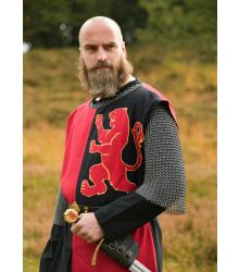 Gefütterter Mittelalter Wappenrock mit Löwe, Mi-Parti, rot - schwarz