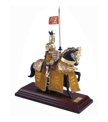 Miniatur Ritter auf Pferd, Drachenhelm, gold, Marto